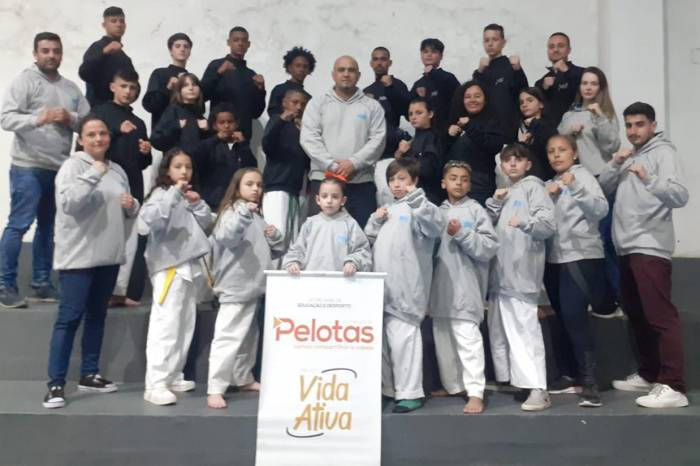 Equipe de 21 atletas dos núcleos Dunas, Vila Santos Dumont e Ginásio Karosso viajaram para Arujá, estado de São Paulo, com recursos do Município. A iniciativa faz parte do Pacto Pelotas pela Paz