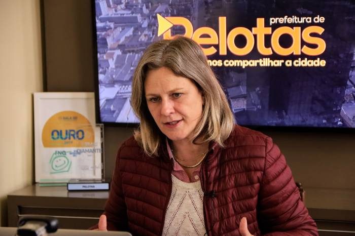 Prefeita comunica decisão em transmissão de vídeo pelas redes sociais
