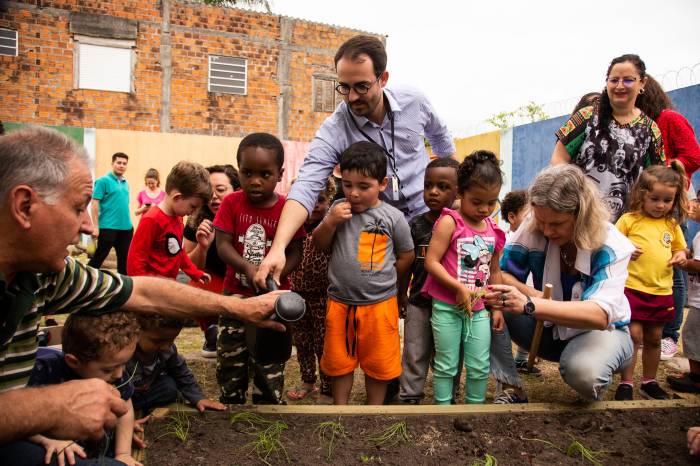 É o sexto espaço entregue pelo Município em escolas da rede infantil, que conta com brinquedos interativos não estruturados, elementos da natureza e horta para os alunos
