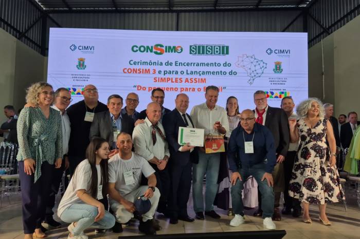 Ministro da Agricultura e Pecuária, Carlos Fávaro, entrega certificado ao Copes