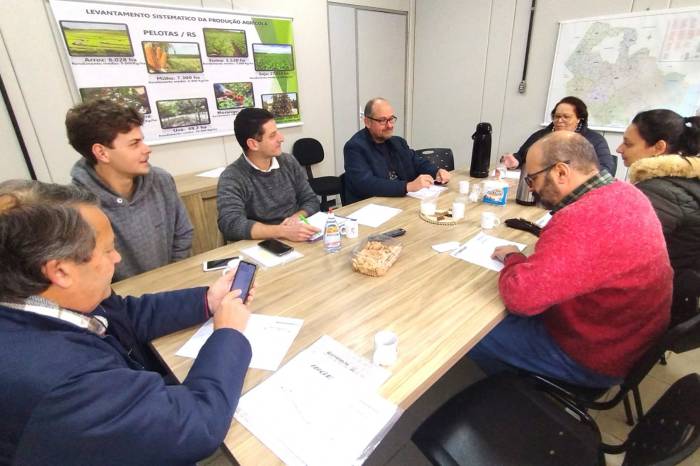 IBGE apresenta dados em reunião na Secretaria de Desenvolvimento Rural da Prefeitura