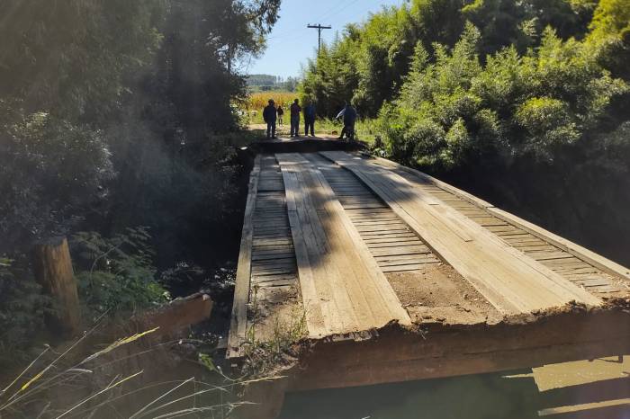 Cabeceiras foram arrastadas pelas chuvas da semana passada. Estrutura aguarda reconstrução e Prefeitura orienta sobre rota alternativa