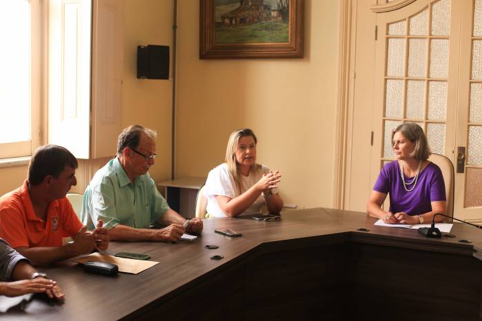 Prefeita Paula assinou decreto no final da manhã após relatórios mostrarem perdas de R$ 115 milhões na produção rural e 3,2 mil famílias atendidas por caminhões-pipa