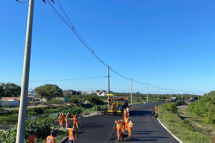 Aproximadamente 600 metros da via, correspondentes às moradias à beira do canal São Gonçalo, receberão asfalto depois da transferência das famílias