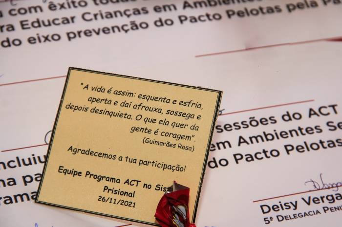 Dez apenados receberam seus certificados de participação nas atividades do programa, que é política pública do Município. Também, nesta sexta-feira (26), houve a segunda sessão no Case