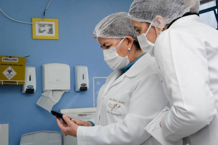 Em turnos separados, para quem tem sintomas gripais e quem não tem, serviços continuam a ser oferecidos