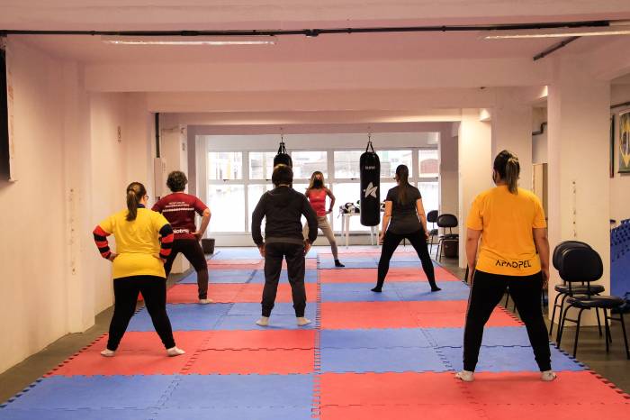 Enquanto as mulheres participam da aula de ginástica, promovida pela Prefeitura, os filhos são atendidos com recreação e desenvolvimento motor