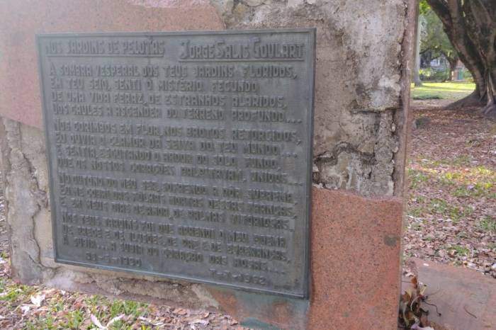A placa que homenageia o intelectual Salis Goulart foi removida após sofrer depredações