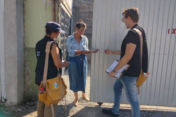 Equipes da Secretaria Municipal de Saúde percorreram diversas ruas do Simões Lopes para orientar moradores e verificar locais que podem ser foco do mosquito Aedes