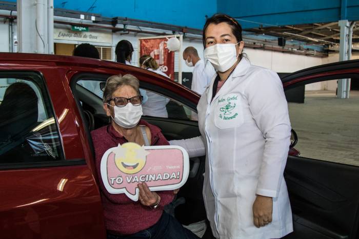 No drive-thru, foi a complementação da proteção contra o coronavírus para idosos de 69 anos ou mais. Nas escolas, ocorreu a aplicação da 1ª dose para pessoas com comorbidades previstas no Plano Estadual de Vacinação