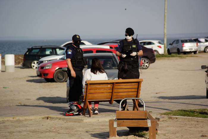 Fiscalizações do final de semana coibiram aglomerações e festas clandestinas