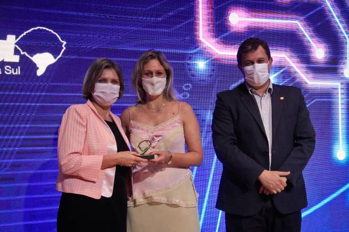 Paula Mascarenhas ofereceu premiação à fundadora do IPO, Elis Radmann
