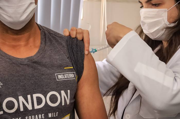 Reforço contra a Covid-19 já está disponível para aplicação nessa faixa etária para pessoas sem comorbidades que completaram quatro meses de intervalo da terceira dose