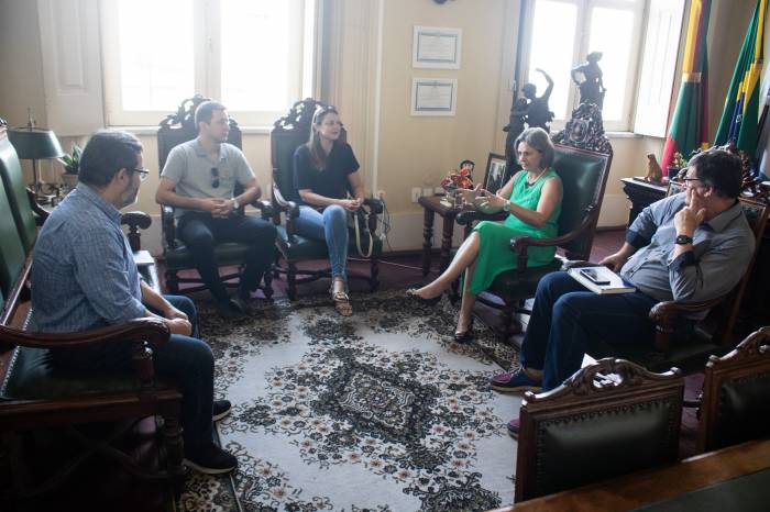 A empresa local atua no setor de máquinas armadoras, formadoras e seladoras de caixas de papelão