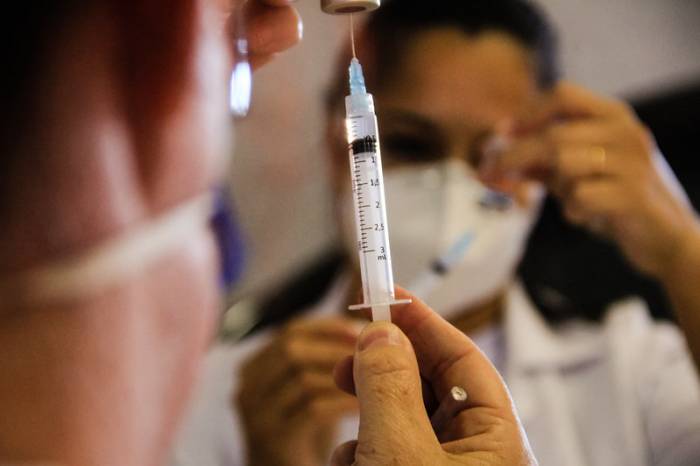 Completar o esquema de vacinação, com atenção às doses de reforço, e utilização de máscaras de proteção são medidas necessárias diante do cenário epidemiológico atual