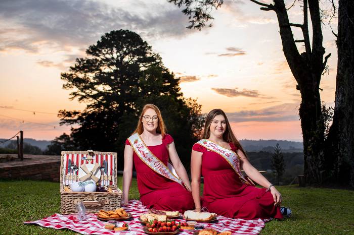 Rainha e princesa participarão de dois eventos e usarão a vestimenta típica de soberanas