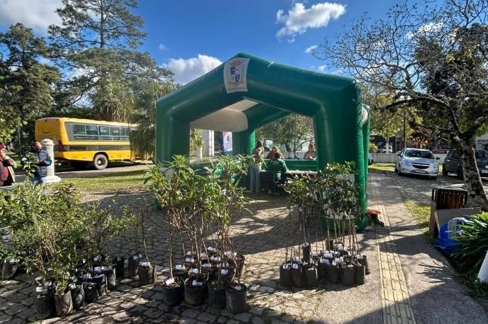 Ação de incentivo à arborização urbana e à preservação de espécies da flora regional ocorreu na manhã de terça (23)
