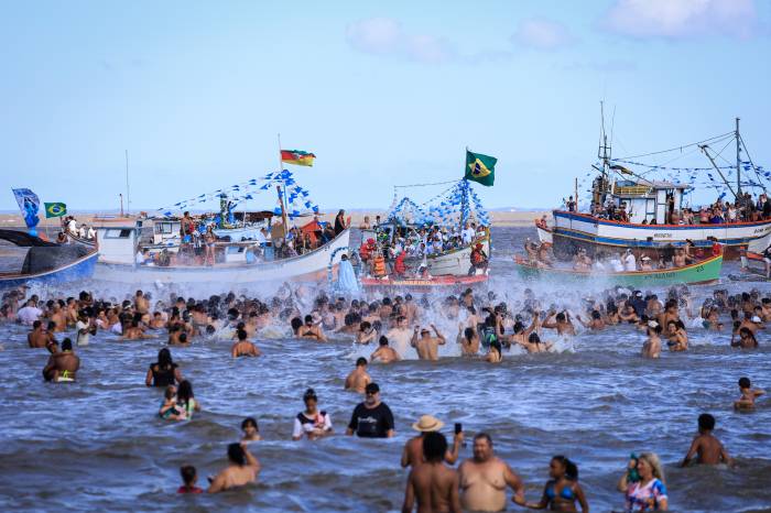 Tradicional encontro nas águas do Balneário dos Prazeres mobiliza fiéis
