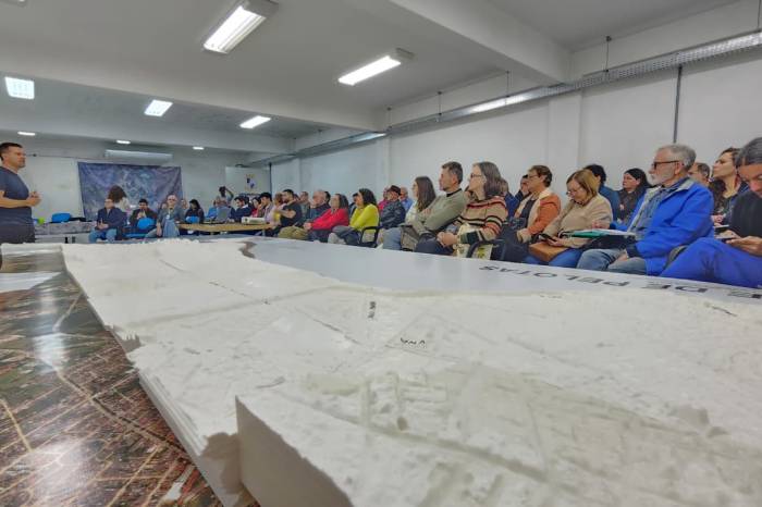 Mais de 34 entidades estiveram representadas no auditório da Seurb para conhecer as bases do texto que garante preservação ambiental em áreas baixas do município