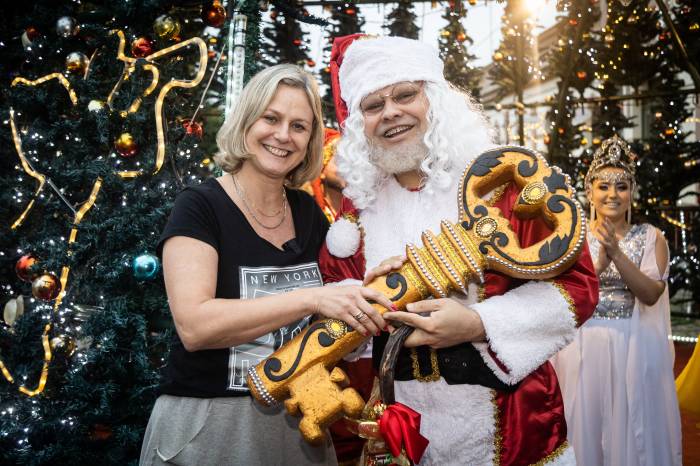 Ato contou com a tradicional entrega da chave da cidade para o Papai Noel na árvore do Mercado Central