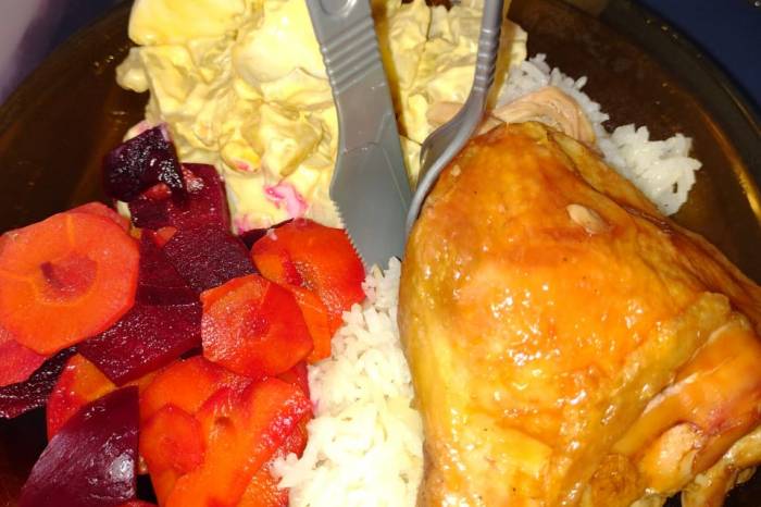 Frango assado com saladas foi última refeição oferecida pelo serviço em 2021