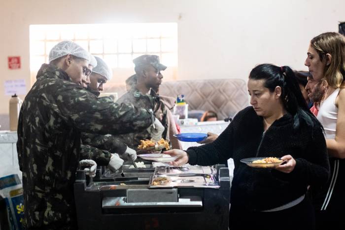 Preparo de alimentação e transportes são coordenados pelo Exército, assim como os resgates em conjunto com os Bombeiros
