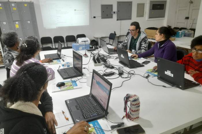 Conhecimentos básicos de informática em computadores e celulares foram o foco do evento