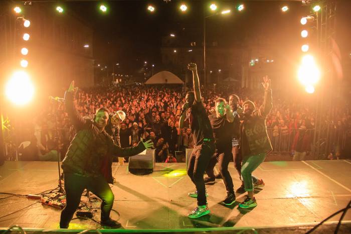 Shows de artistas locais e do cantor Toni Garrido reuniram milhares de pessoas no Largo do Mercado durante todo o domingo