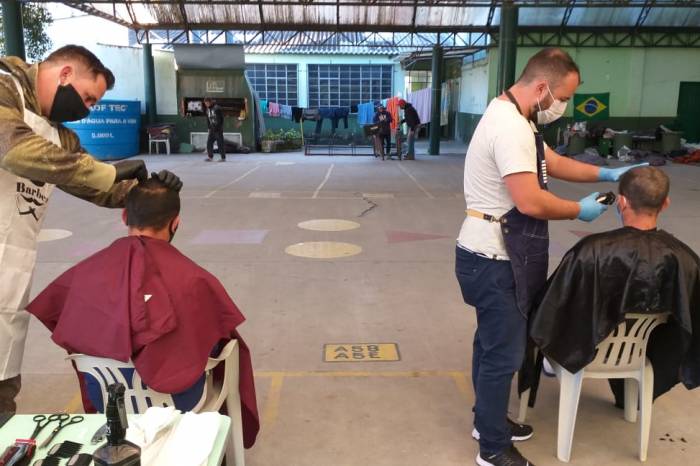 Cortes de barba e cabelo foram feitos por uma escola de cabeleireiros no Colégio Pelotense