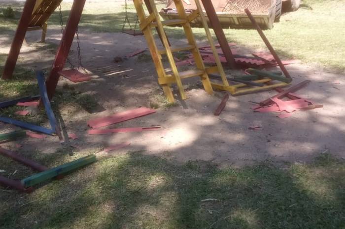 Brinquedos do Parque Dom Antônio Zattera foram alvo de vandalismo