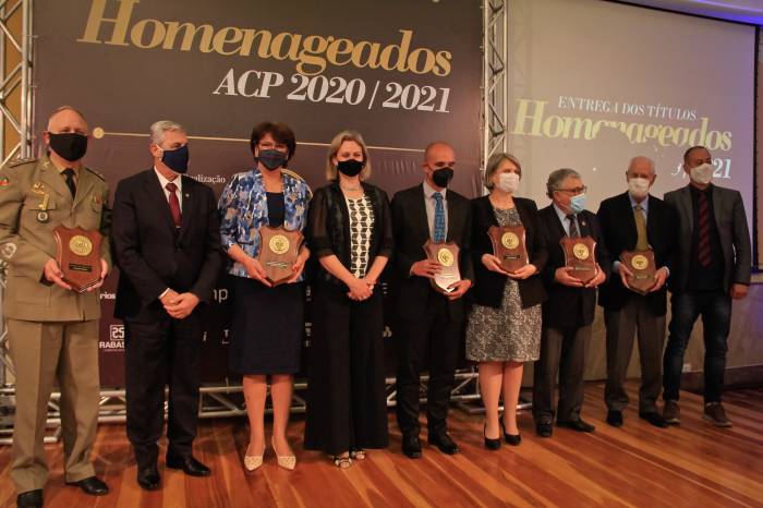 A prefeita Paula Mascarenhas e o vice-prefeito Idemar Barz participaram de jantar. Seis personalidades da área de comércio e serviços foram reconhecidas