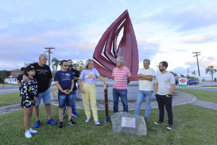 Monumento de metal passa por recuperação e volta a fazer parte dos atrativos da praia
