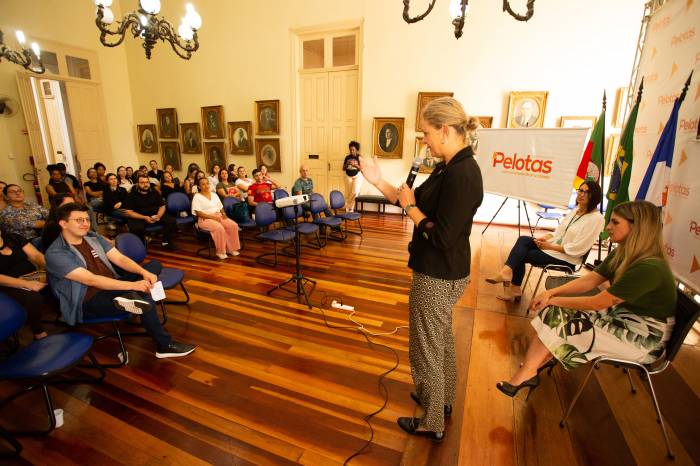 Paula recepciona funcionários nomeados que atuarão em diversas áreas do serviço público