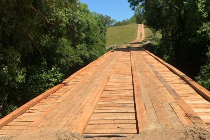Travessia sobre o arroio Pelotinhas, na divisa entre o 3º e o 7º distritos, Cerrito Alegre e Quilombo, recebeu todo o material novo