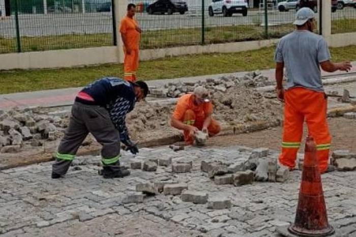 Intervenções em pavimentação, construção de quebra-molas e requalificação com blocos intertravados visam à segurança e ao conforto da população