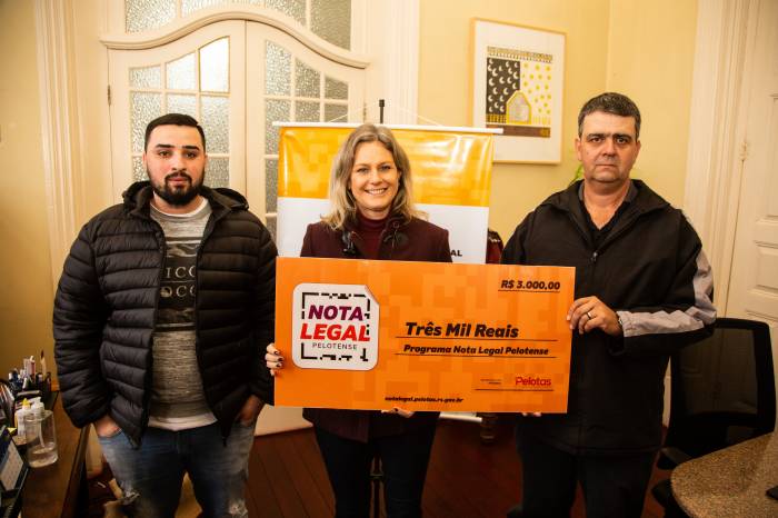 Cheques foram entregues aos vencedores do primeiro e sexto prêmios. Foram 20 participantes premiados nesta nona edição do programa, além de uma instituição de assistência social