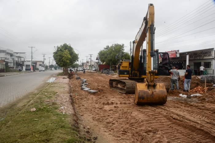 Obra na avenida progride com intervenções simultâneas de drenagem, escavações, reforço do leito e colocação de meios-fios