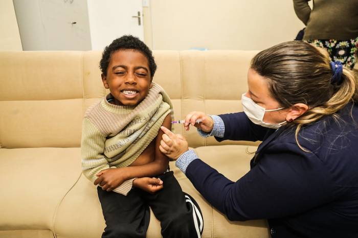 A partir de quarta-feira (19), pais e responsáveis por crianças de três a 11 anos podem se dirigir a qualquer UBS para aplicação de doses contra o coronavírus. O agendamento prévio para a imunização já está disponível