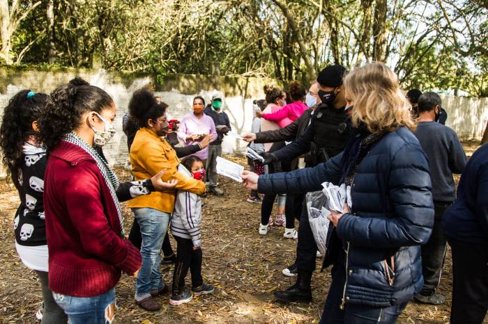 Parceria com o Grupo RBS e lojas Renner e Lebes promoveu ação social em localidade do bairro Santa Terezinha
