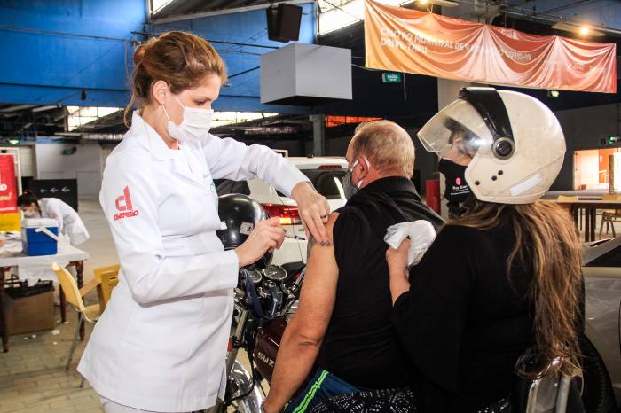 As ações desta terça-feira (28) foram de segunda dose para quem possui 50 anos ou mais e de primeira dose para jovens a partir de 16 anos