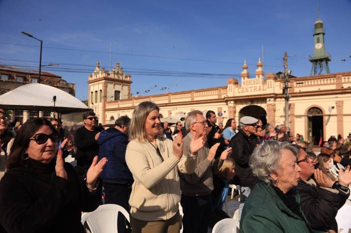 Comemoração dos 210 anos de Pelotas levou serviços públicos, feiras e apresentações culturais ao entorno da Praça Coronel Pedro Osório e Largo do Mercado Central, com a presença da prefeita Paula Mascarenhas