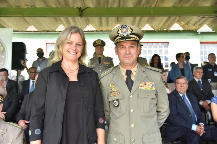 Coronel Cláudio dos Santos Feoli assume o comando da instituição, em solenidade em Porto Alegre. Pelotas foi contemplada com viaturas semi blindadas
