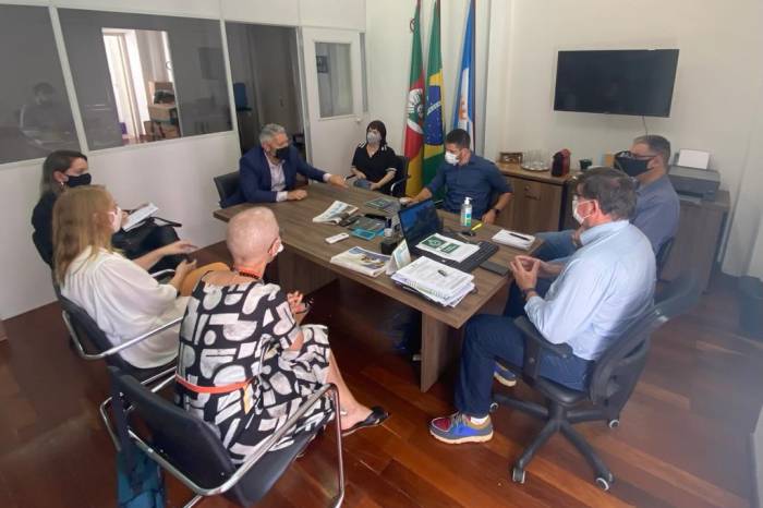 Município e Faculdade Senac firmam parceria para oferecer curso profissionalizante para jovens atendidos pelo programa