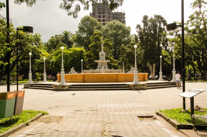 Mais de 80% dos postes da estrutura ornamental nos caminhos internos já estão no lugar