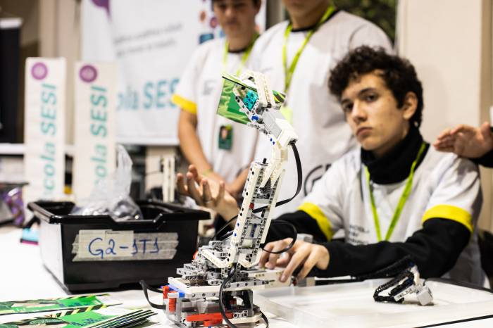 Evento também marcou a entrega de kits de robótica para escolas municipais