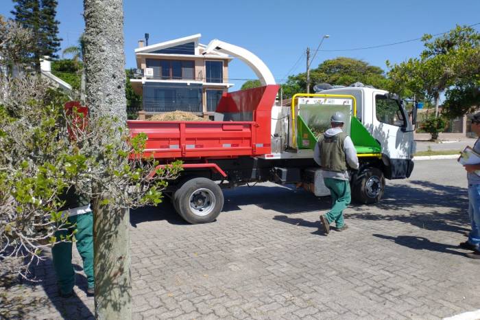O caminhão-caçamba foi disponibilizado pela empresa terceirizada Ana Terra Serviços Ambientais Ltda, que presta serviços para o Município. O veículo estará à disposição da Secretaria de Qualidade Ambiental para ações em diversos pontos da cidade