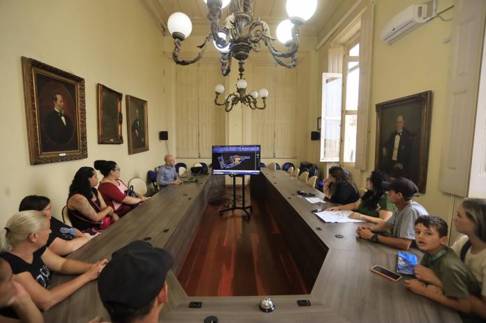 Primeiras dez famílias beneficiadas com a política habitacional que reúnde estado e municípios participaram de sorteio para a escolha da moradia na Vila Farroupilha