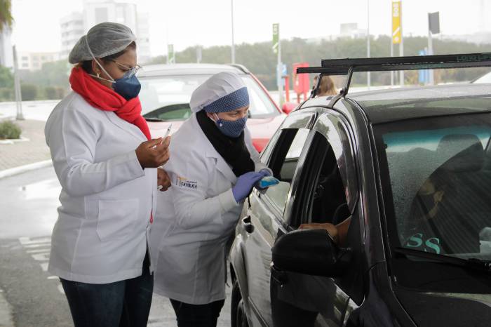 Prefeita acompanhou a imunização realizada na Semana D, que contou com o sistema drive thru nesta terça-feira