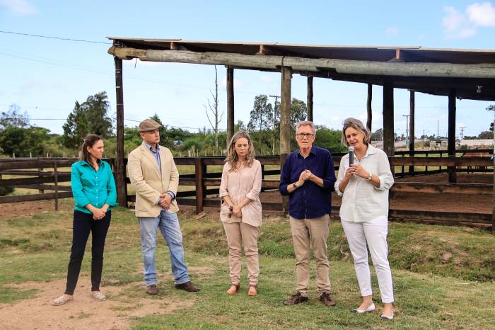Telhado de proteção para os equinos foi colocado para proporcionar bem-estar. Prefeita Paula e vice Idemar conheceram as novas instalações do local