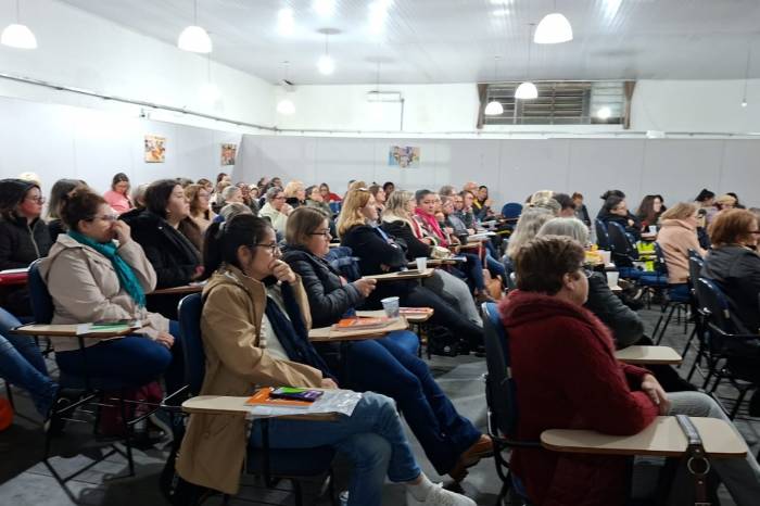 A última aula ministrada pelo professor da Universidade Federal de Pelotas (UFPel) Mauro Del Pino tratou do planejamento educacional e profissão docente
